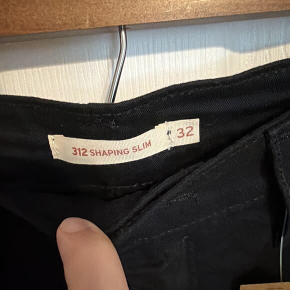 NEW Levi’s Women’s 312 Shaping Slim Hypersoft Black Size 32 14S Short Chino - Picture 4 of 10